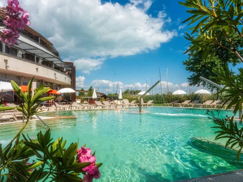Hotel Golden Lake Resort